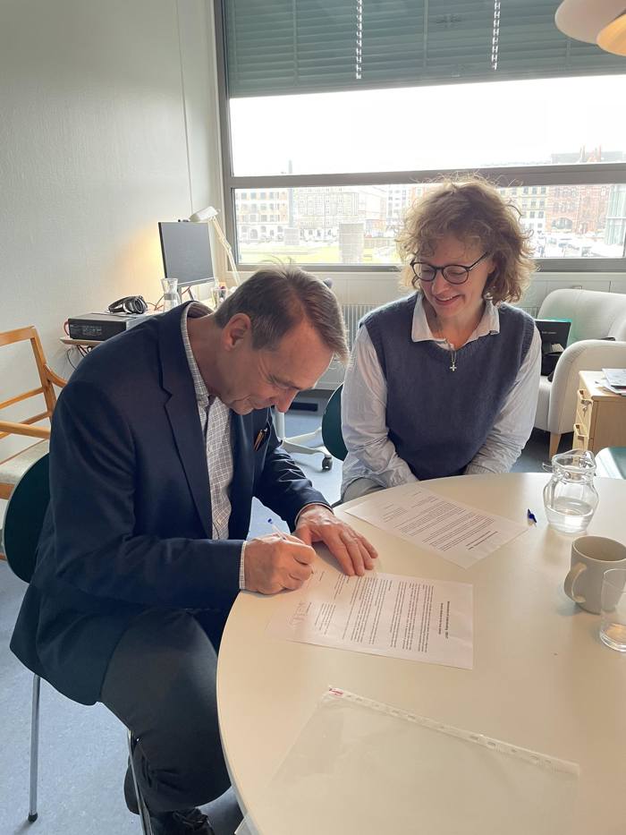 Undirskriva Samstarvsavtalu